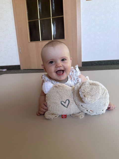 Baby mit Kuscheltier